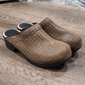 Sanita brown designed suede clogs size 41